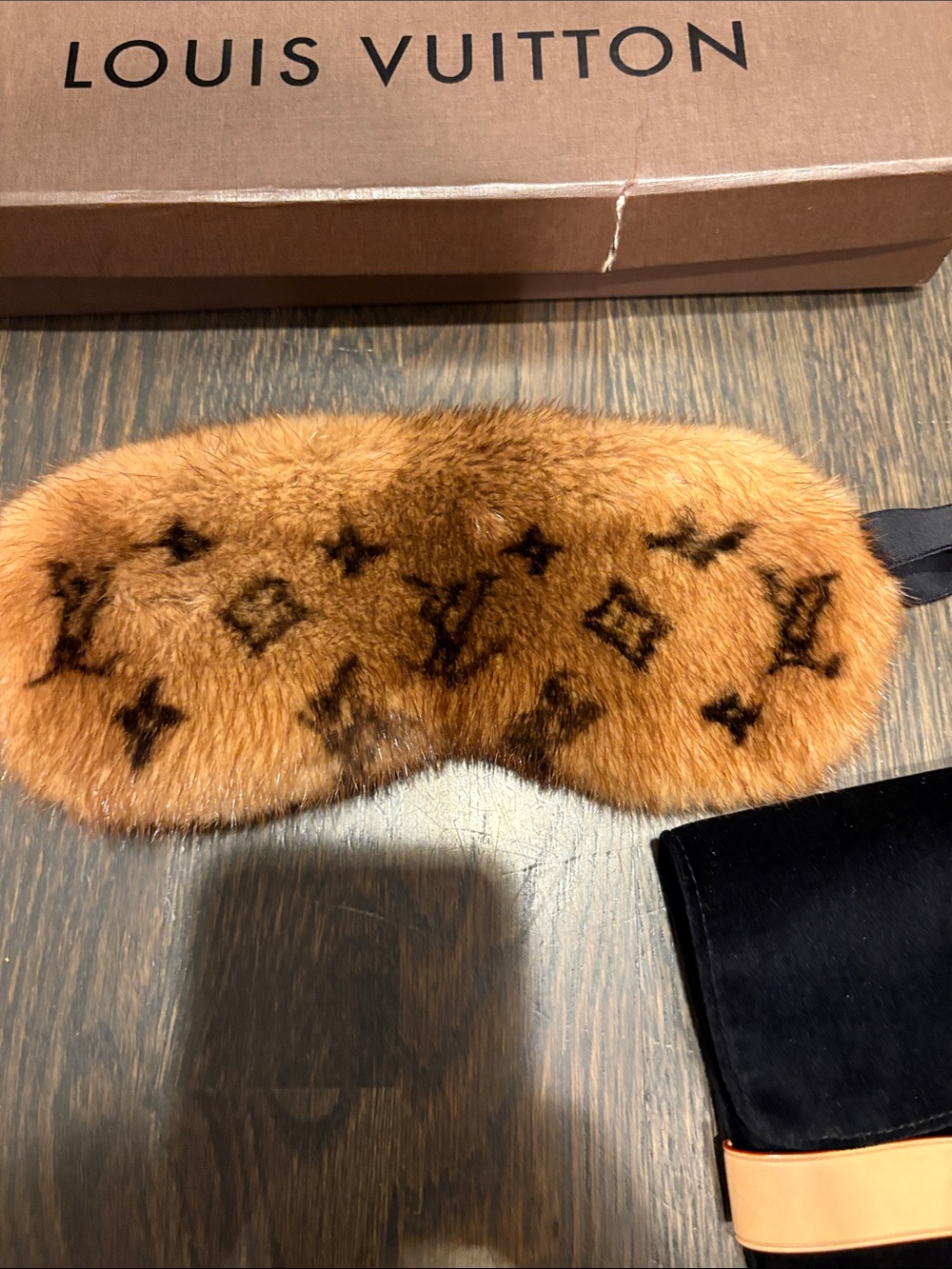 Louis Vuitton mink Fur Eye Mask with Box/dust-bag travel luxury - Picture 2 of 11